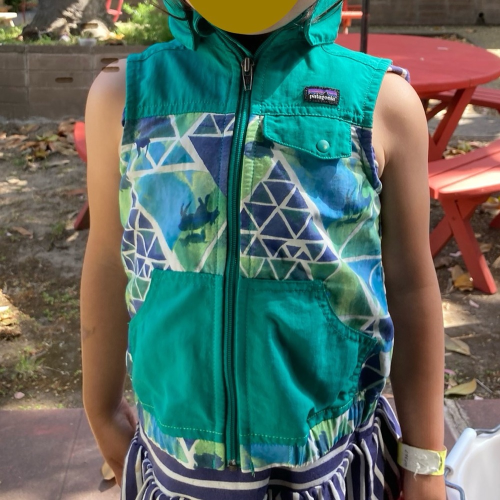 2T Patagonia baggies vest with hood. Green and blue geometric print.